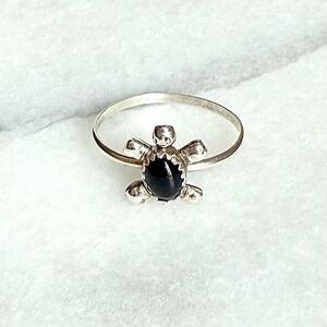Native Zuni-made sterling silver and onyx turtle ring